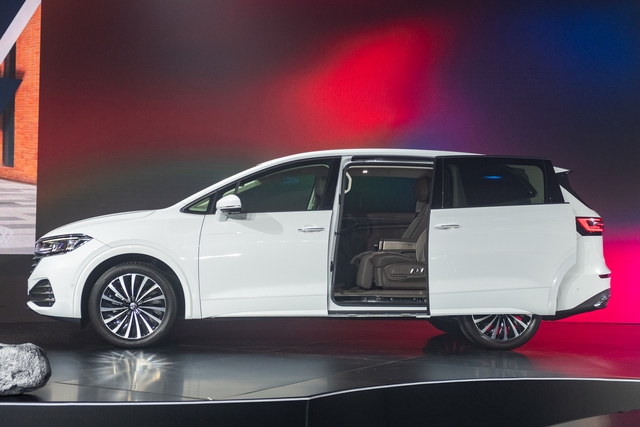 Ảnh thực tế VW Viloran Luxury vừa ra mắt VN: Đắt hơn bản thấp gần 200 triệu nhưng hàng ghế sau chuẩn thương gia - Ảnh 3.