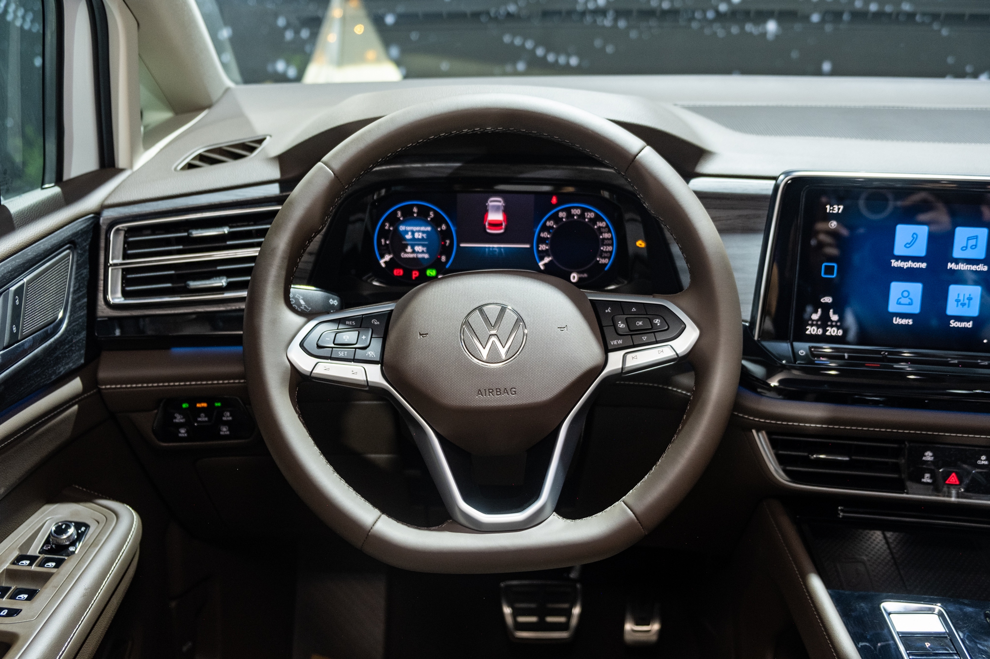 Ảnh thực tế VW Viloran Luxury vừa ra mắt VN: Đắt hơn bản thấp gần 200 triệu nhưng hàng ghế sau chuẩn thương gia - Ảnh 15.