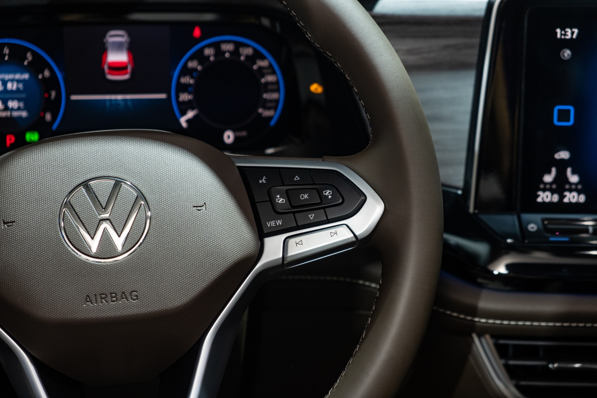 Ảnh thực tế VW Viloran Luxury vừa ra mắt VN: Đắt hơn bản thấp gần 200 triệu nhưng hàng ghế sau chuẩn thương gia - Ảnh 19.