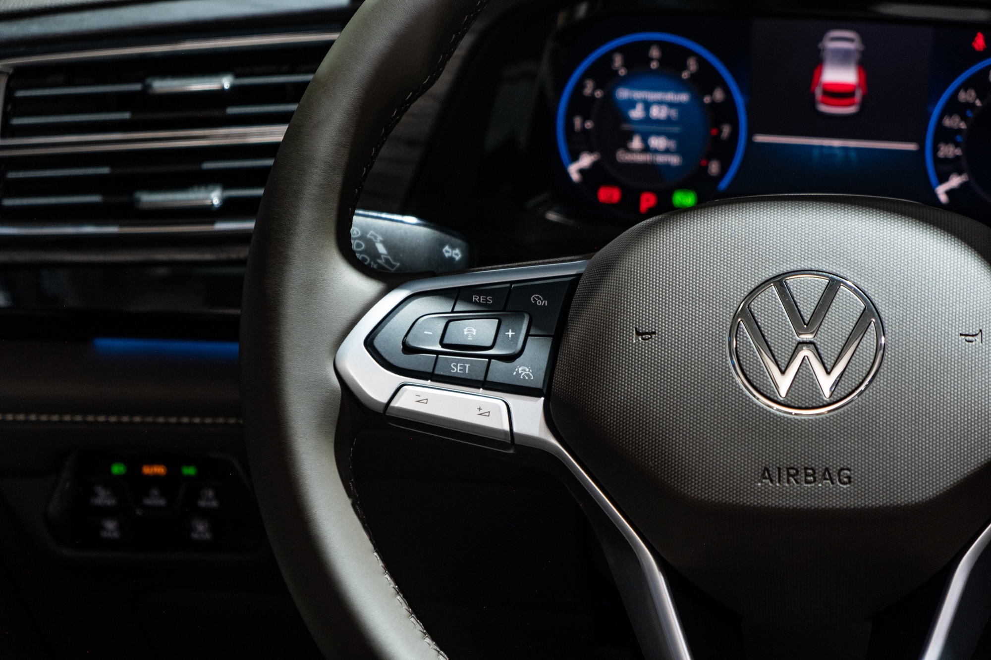 Ảnh thực tế VW Viloran Luxury vừa ra mắt VN: Đắt hơn bản thấp gần 200 triệu nhưng hàng ghế sau chuẩn thương gia - Ảnh 18.