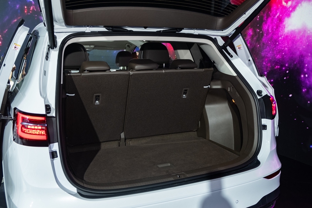 Ảnh thực tế VW Viloran Luxury vừa ra mắt VN: Đắt hơn bản thấp gần 200 triệu nhưng hàng ghế sau chuẩn thương gia - Ảnh 9.