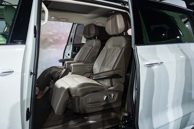 Ảnh thực tế VW Viloran Luxury vừa ra mắt VN: Đắt hơn bản thấp gần 200 triệu nhưng hàng ghế sau chuẩn thương gia - Ảnh 7.