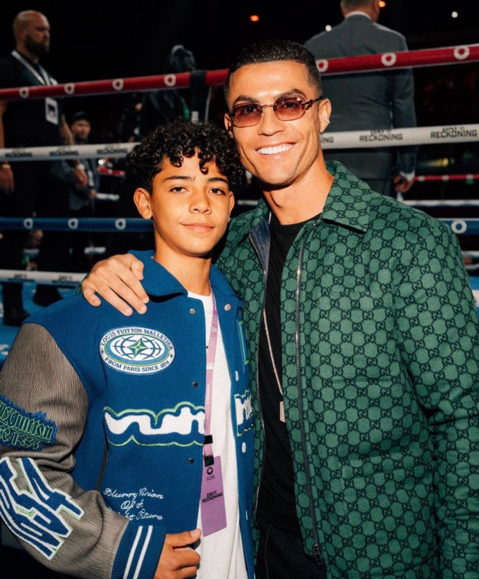 Thấy con trai không thoải mái, Ronaldo có hành động khiến dân tình tấm tắc khen: &quot;Ông bố tuyệt nhất hành tinh&quot; - Ảnh 4.