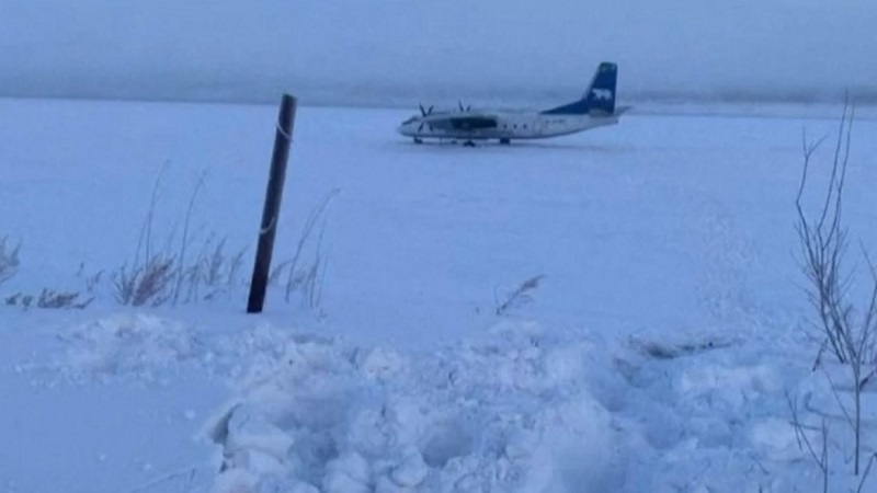 Máy bay hạ cánh nhầm xuống sông băng - Ảnh 1.