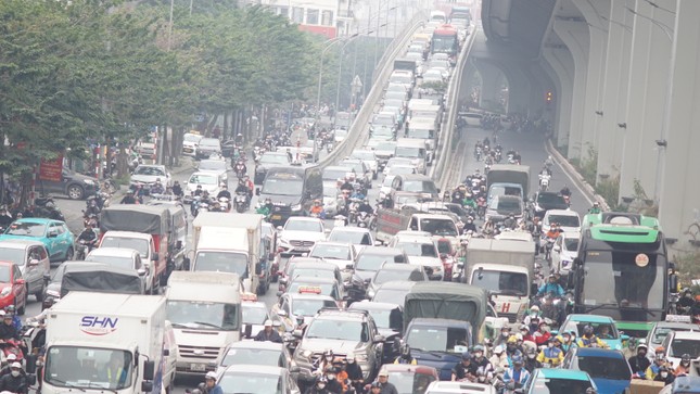 Phương tiện giao thông đông đúc trước ngày nghỉ Tết Dương lịch - Ảnh 3.