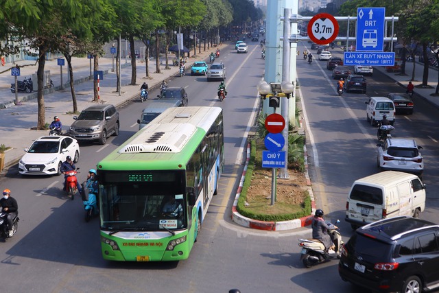Tuyến xe buýt BRT nghìn tỷ đầu tiên ở Việt Nam: Bất ngờ &quot;khoác áo mới&quot; trước tin đồn bị dừng - Ảnh 1.