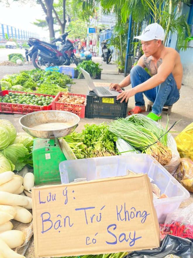 Anh Minh Râu sau 3 năm nổi tiếng: Sạp rau thay đổi cuộc đời, khác biệt 180 độ, vợ không nhận ra - Ảnh 9.