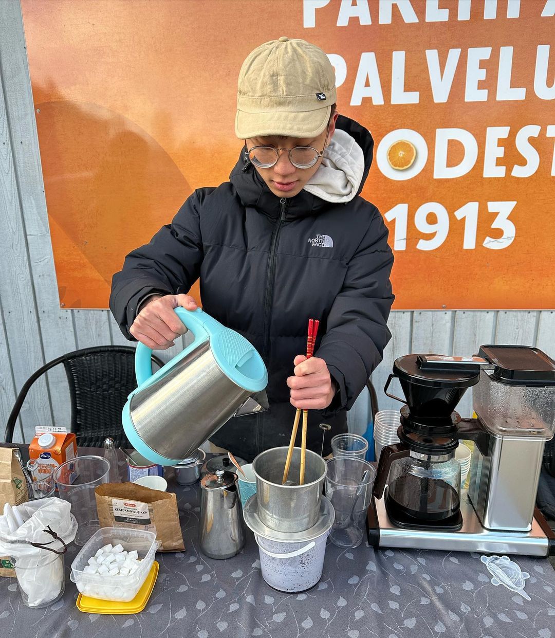 3 thanh niên Việt bỗng nổi tiếng sau 7749 "kiếp nạn" bán cafe muối ở Phần Lan: Thu nhập thì sao?- Ảnh 3.