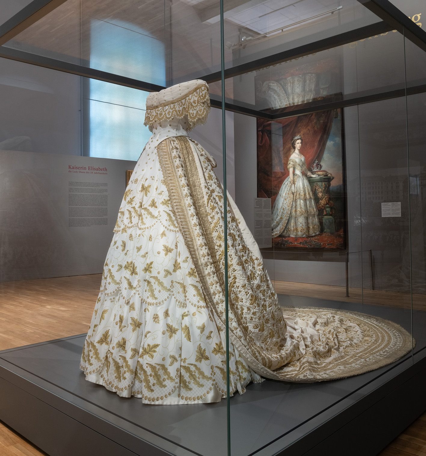 Bí ẩn chiếc váy cưới thất lạc 179 năm của vị hoàng hậu nổi loạn nhất Châu Âu, được săn lùng suốt 2 thế kỷ- Ảnh 3.