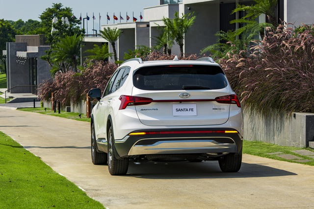 Giá Hyundai Santa Fe Hybrid có đáy mới: Lần đầu về mốc 1,235 tỷ, không còn chạm chân Palisade - Ảnh 5.