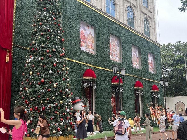 Trung tâm thương mại lớn bậc nhất TP.HCM thu hút đông người đến chụp ảnh Noel sớm, khung cảnh vô cùng nhộn nhịp - Ảnh 4.