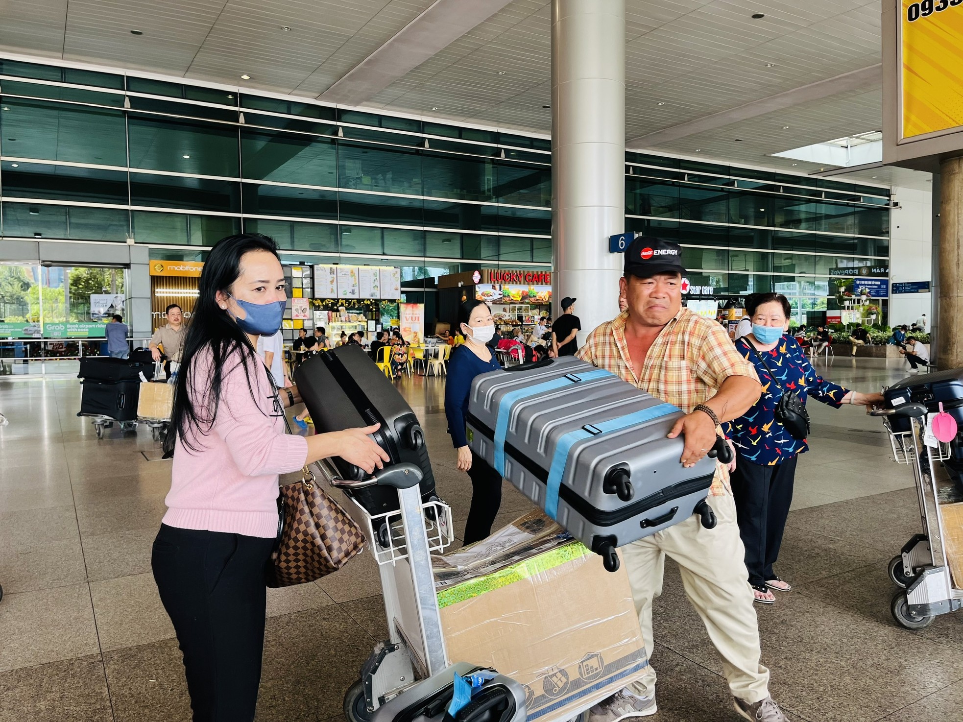 Đông nghịt người tới sân bay Tân Sơn Nhất đón người nhà dịp Tết Dương lịch - Ảnh 7.
