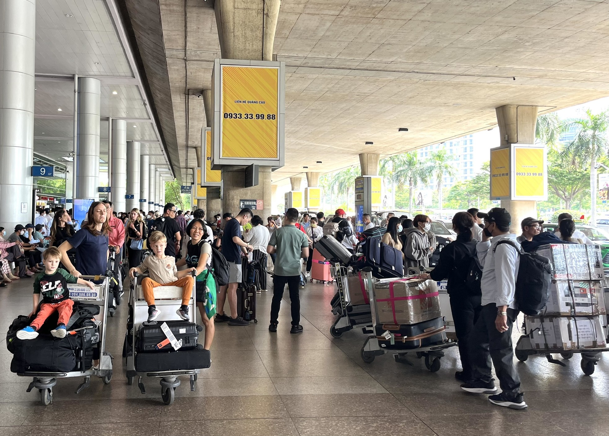 Đông nghịt người tới sân bay Tân Sơn Nhất đón người nhà dịp Tết Dương lịch - Ảnh 1.