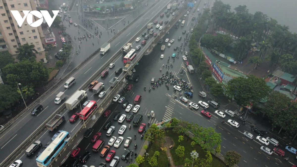 Ngày đầu nghỉ lễ, người dân đội mưa rời Hà Nội về nghỉ Tết Dương lịch 2024 - Ảnh 12.