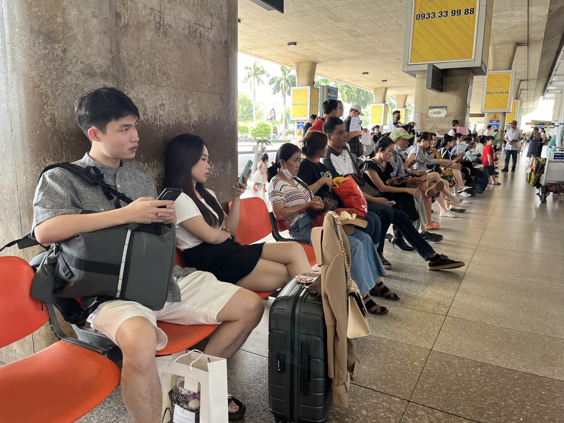 Đông nghịt người tới sân bay Tân Sơn Nhất đón người nhà dịp Tết Dương lịch - Ảnh 6.