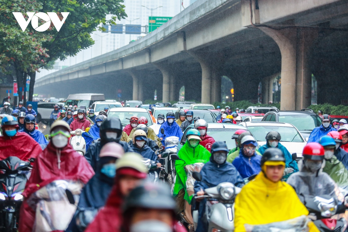 Ngày đầu nghỉ lễ, người dân đội mưa rời Hà Nội về nghỉ Tết Dương lịch 2024 - Ảnh 4.