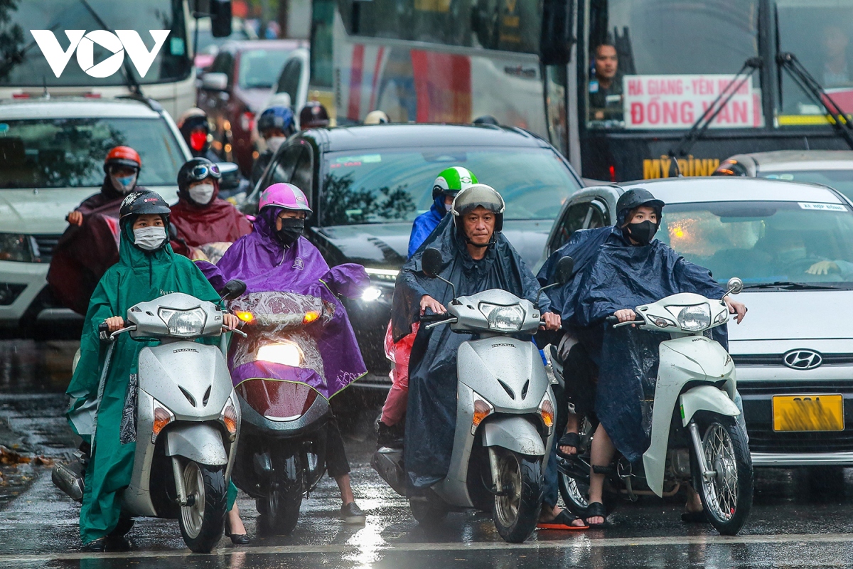 Ngày đầu nghỉ lễ, người dân đội mưa rời Hà Nội về nghỉ Tết Dương lịch 2024 - Ảnh 5.