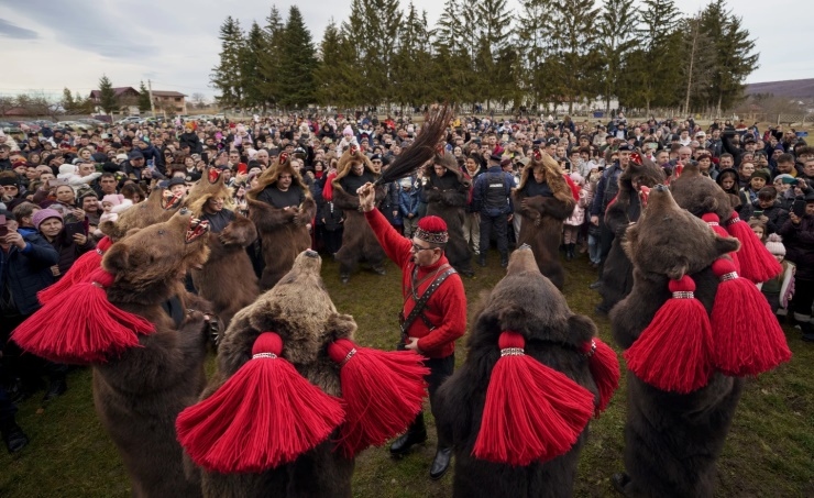 Lễ hội múa gấu - phong tục đón năm mới đặc sắc của người Romania - Ảnh 2.