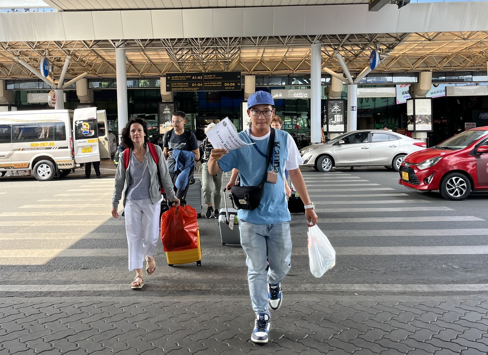 Đông nghịt người tới sân bay Tân Sơn Nhất đón người nhà dịp Tết Dương lịch - Ảnh 11.