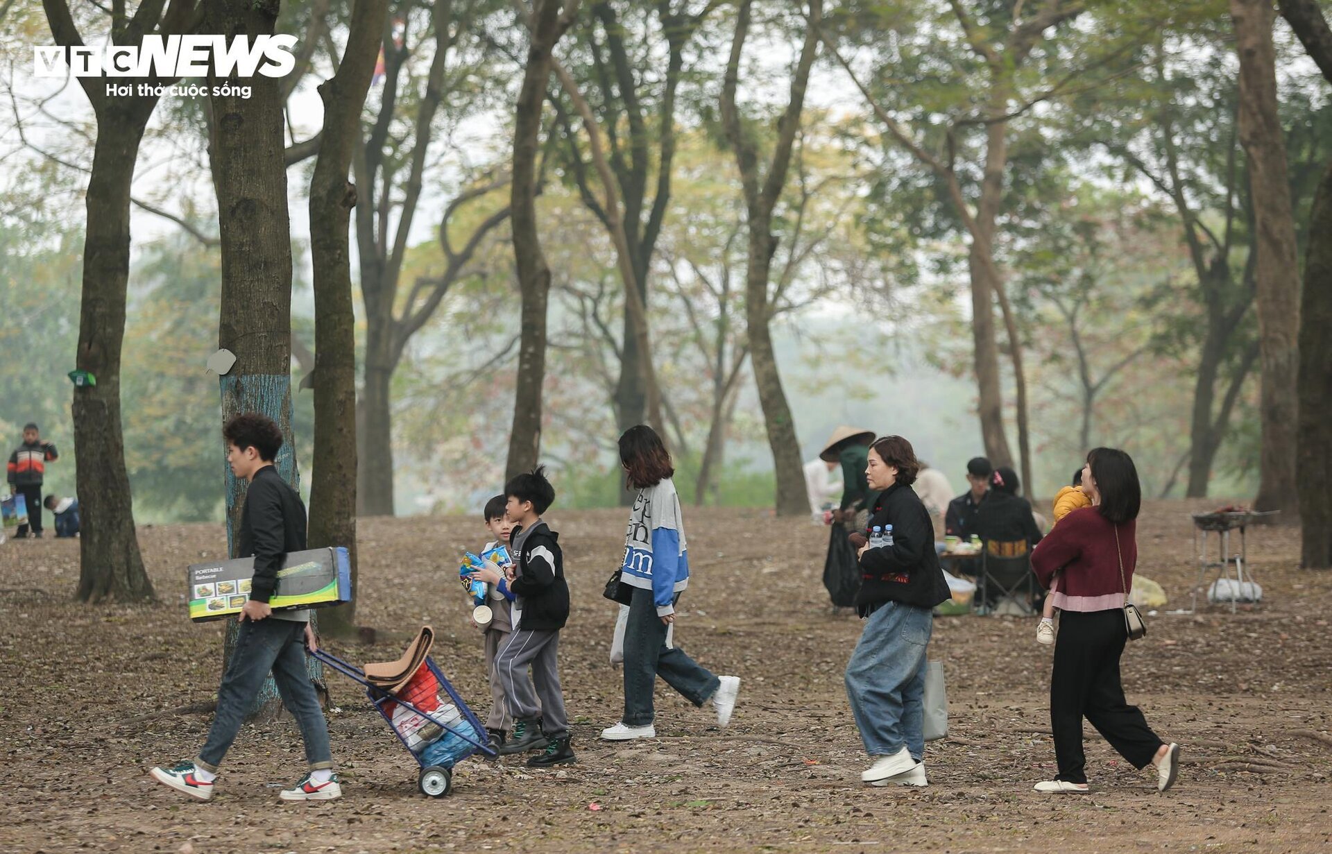 Người dân đổ ra Công viên Yên Sở cắm trại, tận hưởng kỳ nghỉ lễ - Ảnh 2.