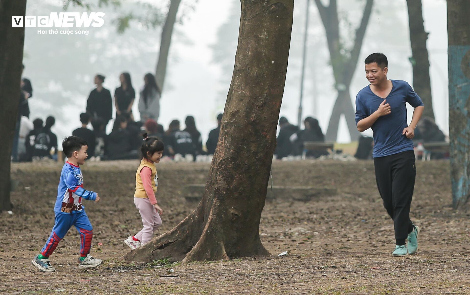 Người dân đổ ra Công viên Yên Sở cắm trại, tận hưởng kỳ nghỉ lễ - Ảnh 10.