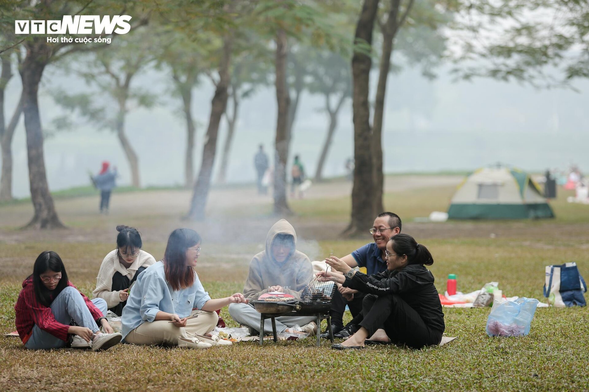 Người dân đổ ra Công viên Yên Sở cắm trại, tận hưởng kỳ nghỉ lễ - Ảnh 12.