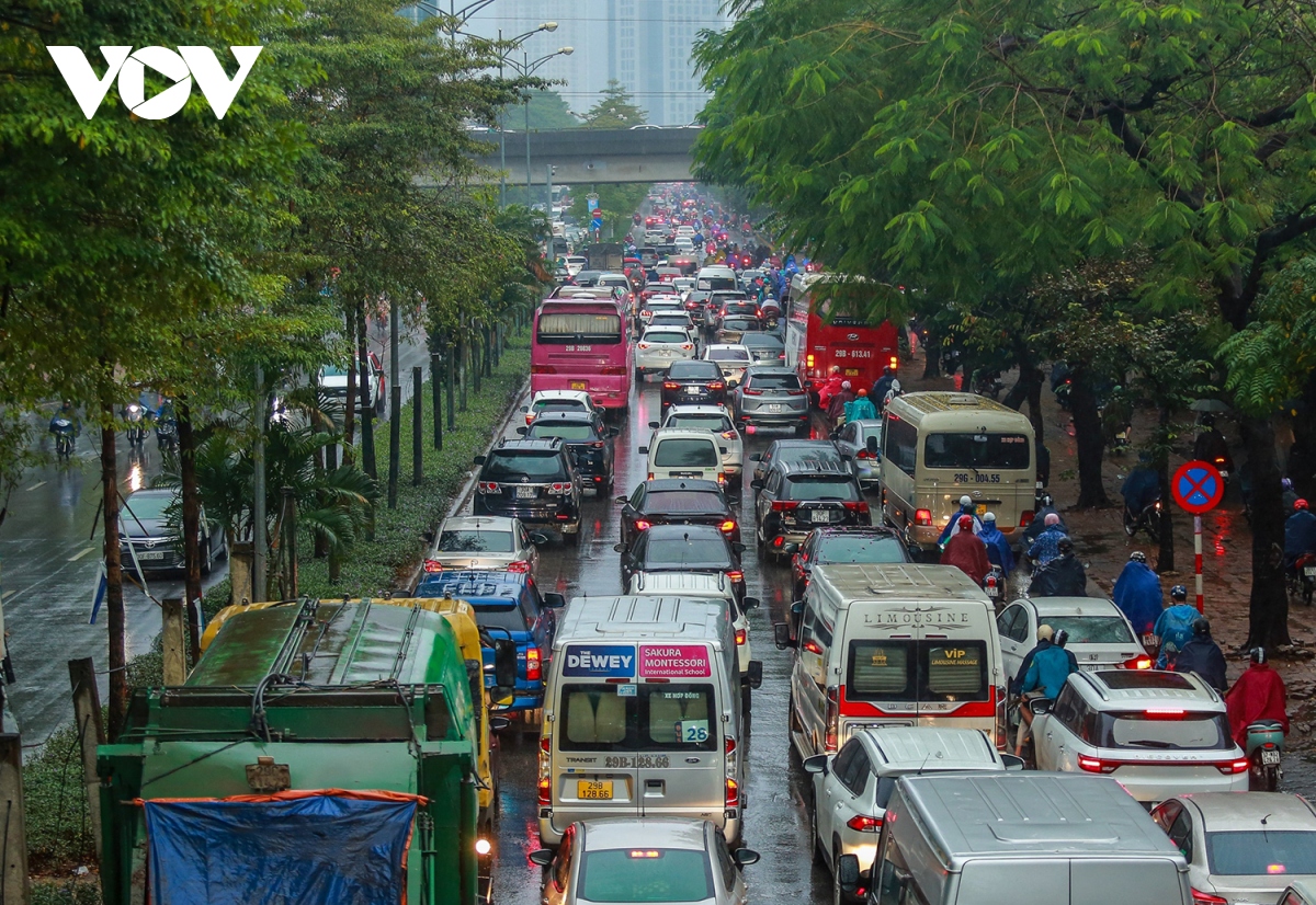 Ngày đầu nghỉ lễ, người dân đội mưa rời Hà Nội về nghỉ Tết Dương lịch 2024 - Ảnh 6.