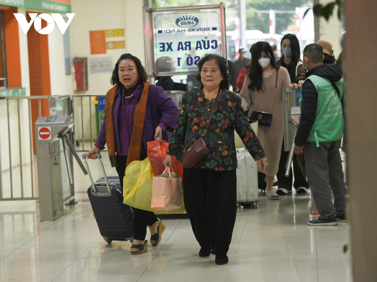 Ngày đầu nghỉ lễ, người dân đội mưa rời Hà Nội về nghỉ Tết Dương lịch 2024 - Ảnh 17.