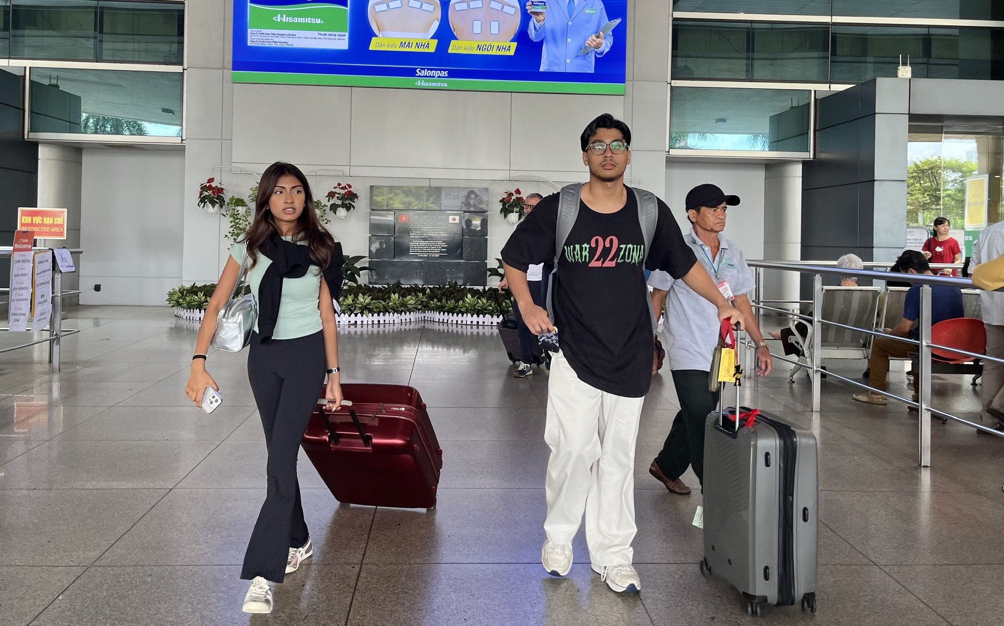 Đông nghịt người tới sân bay Tân Sơn Nhất đón người nhà dịp Tết Dương lịch - Ảnh 4.