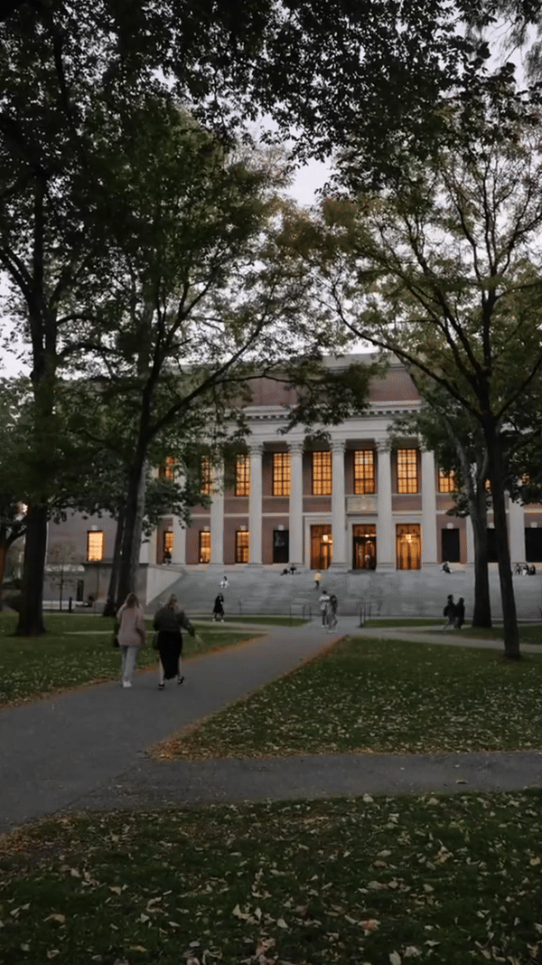 Sinh viên &quot;bóc trần&quot; sự thật bên trong thư viện Harvard lúc nửa đêm: Đừng bao giờ thắc mắc sao trường toàn tỷ phú!- Ảnh 3.