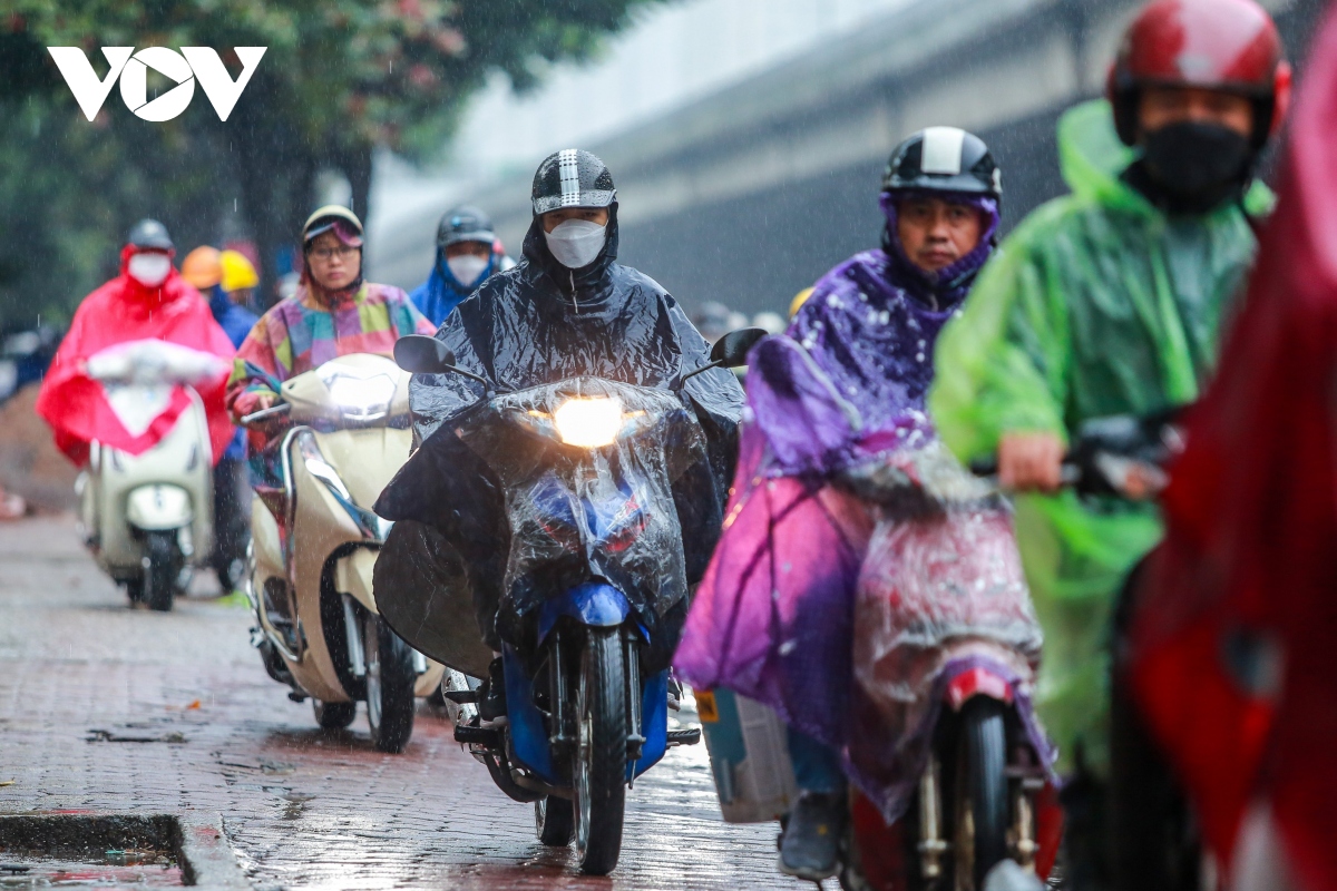 Ngày đầu nghỉ lễ, người dân đội mưa rời Hà Nội về nghỉ Tết Dương lịch 2024 - Ảnh 2.