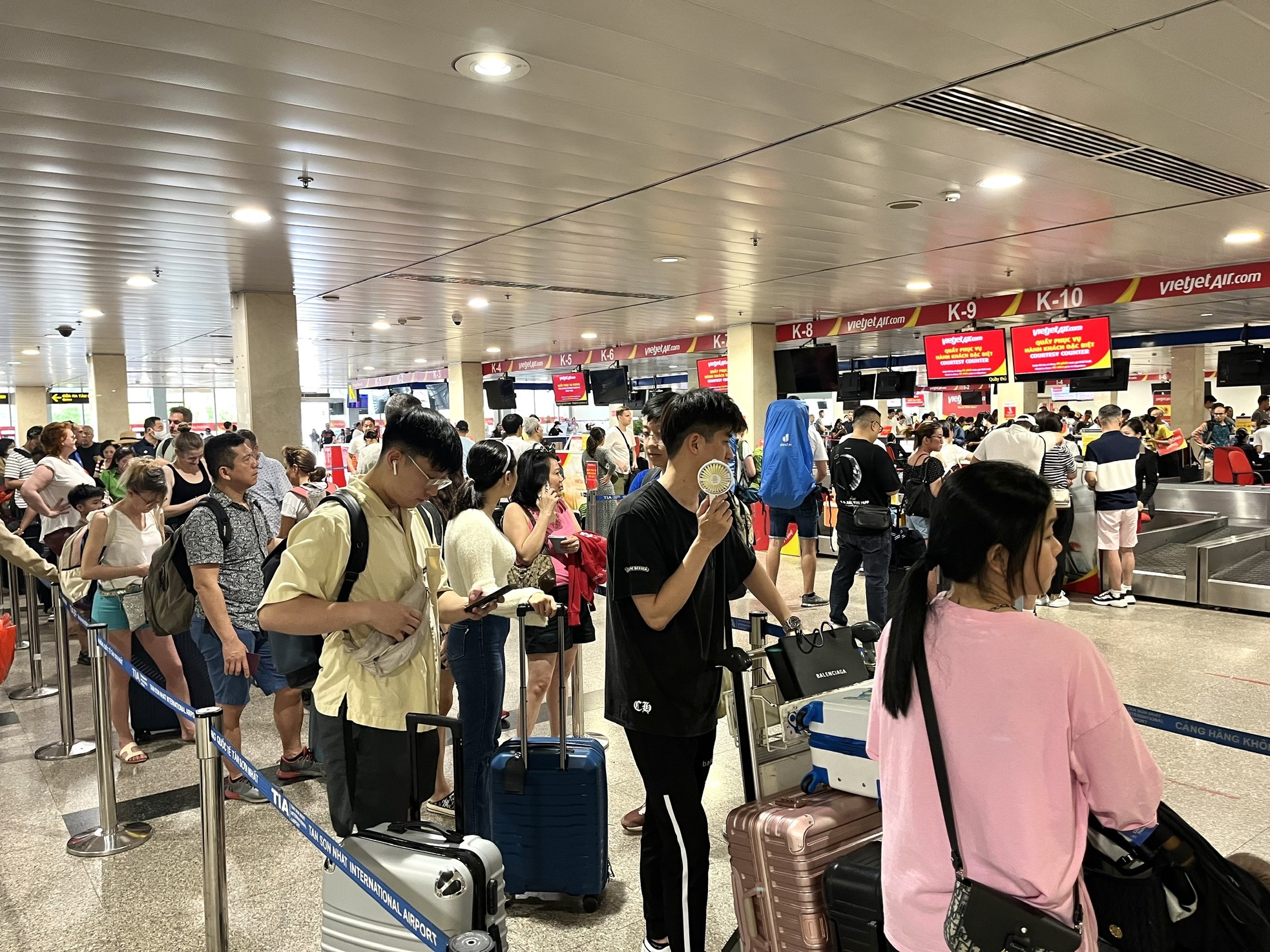 Đông nghịt người tới sân bay Tân Sơn Nhất đón người nhà dịp Tết Dương lịch - Ảnh 12.
