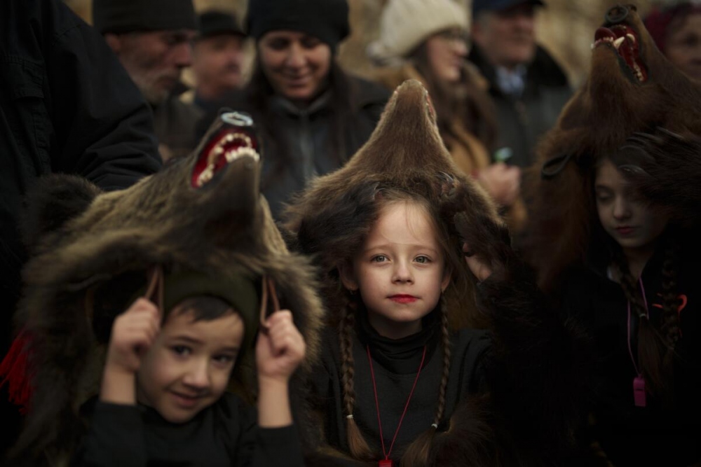 Lễ hội múa gấu - phong tục đón năm mới đặc sắc của người Romania - Ảnh 3.
