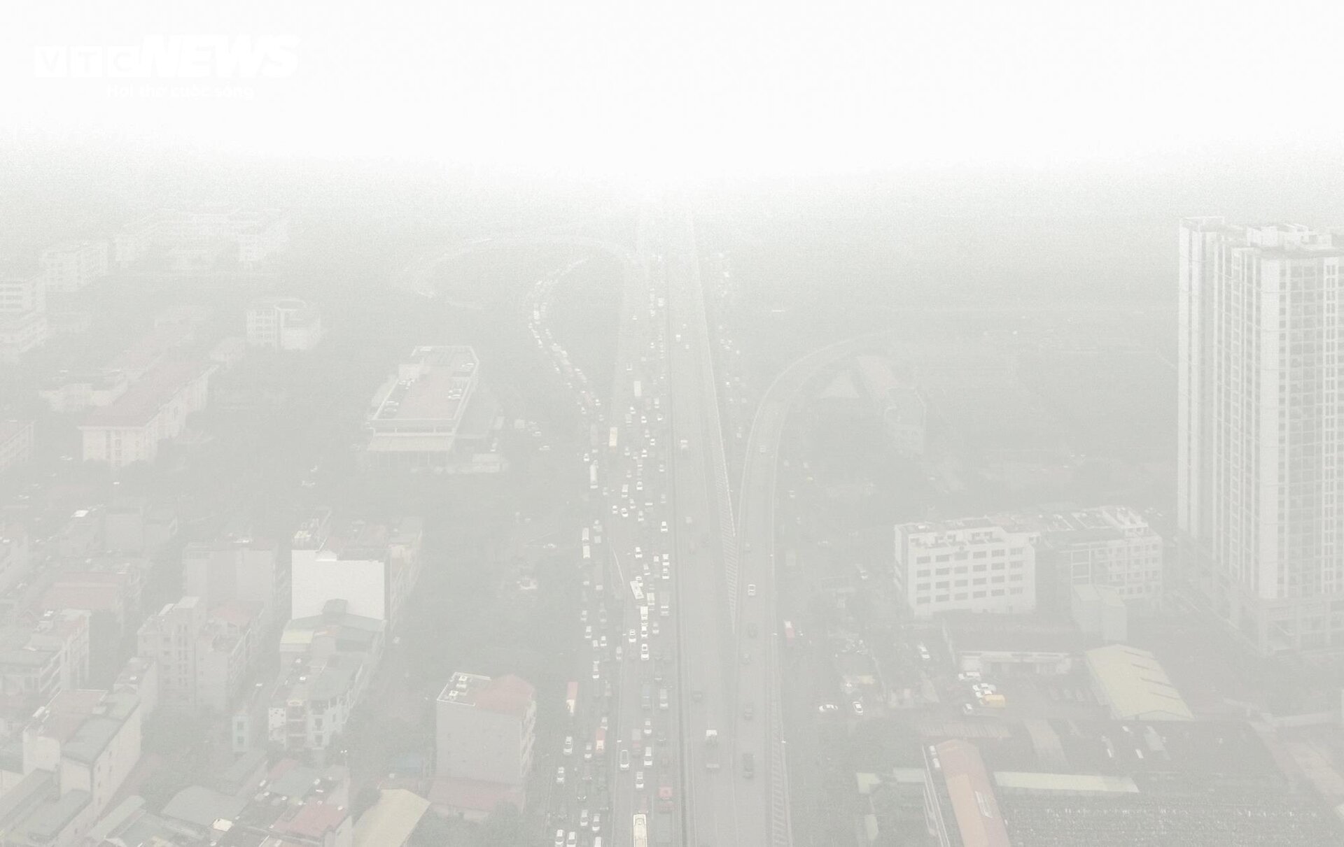 Không khí Hà Nội ô nhiễm trầm trọng: 10h sáng, trời vẫn mịt mù - Ảnh 6.