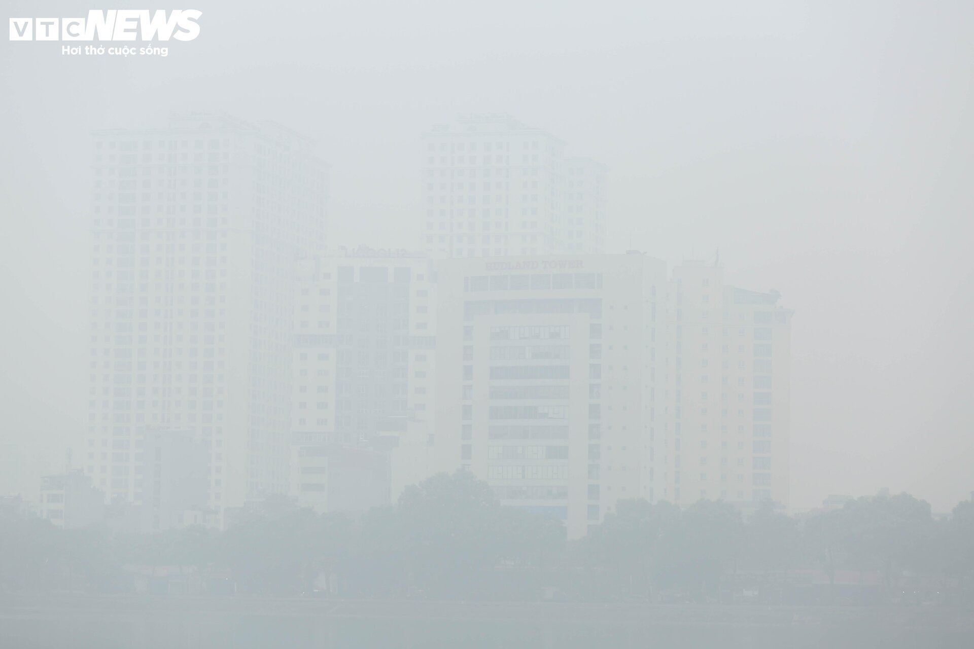 Không khí Hà Nội ô nhiễm trầm trọng: 10h sáng, trời vẫn mịt mù - Ảnh 7.