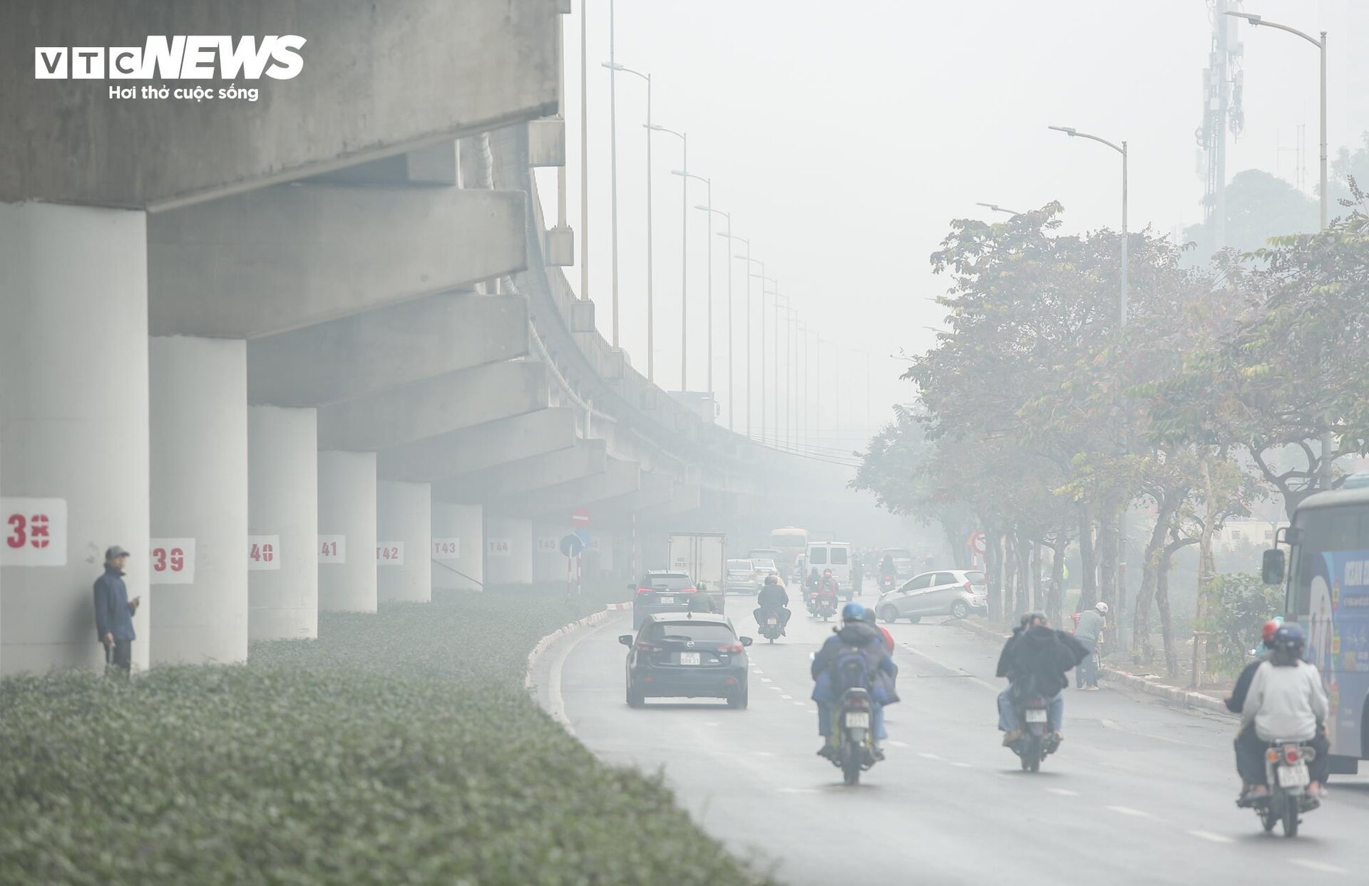 Không khí Hà Nội ô nhiễm trầm trọng: 10h sáng, trời vẫn mịt mù - Ảnh 8.