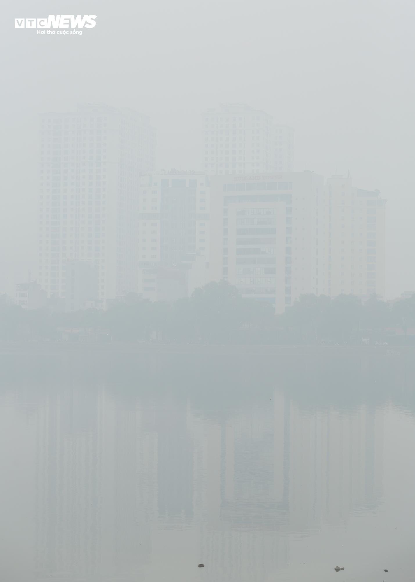 Không khí Hà Nội ô nhiễm trầm trọng: 10h sáng, trời vẫn mịt mù - Ảnh 9.