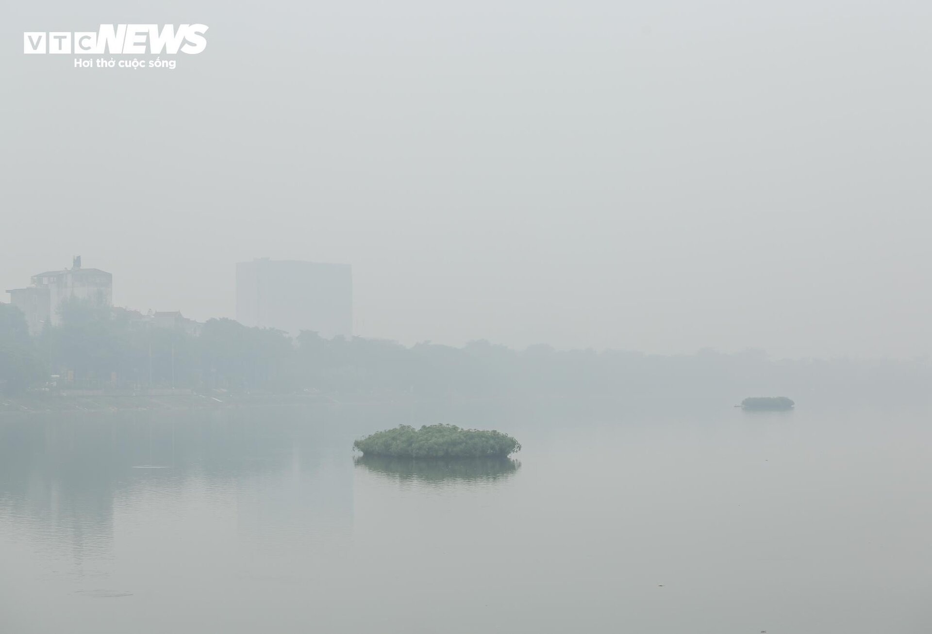 Không khí Hà Nội ô nhiễm trầm trọng: 10h sáng, trời vẫn mịt mù - Ảnh 10.