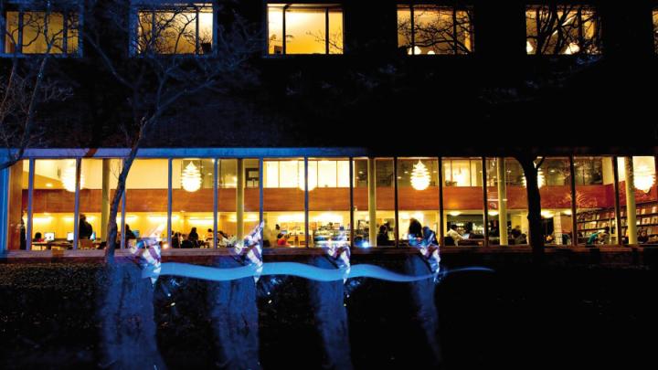 Sinh viên &quot;bóc trần&quot; sự thật bên trong thư viện Harvard lúc nửa đêm: Đừng bao giờ thắc mắc sao trường toàn tỷ phú!- Ảnh 1.