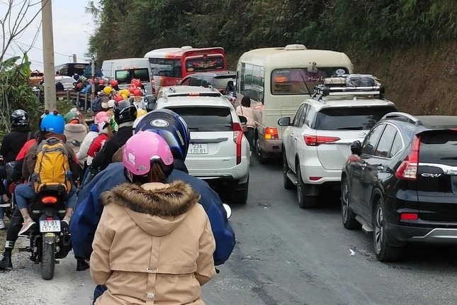 Du khách ùn ùn về Hà Giang, cổng trời Quản Bạ tắc đường - Ảnh 1.