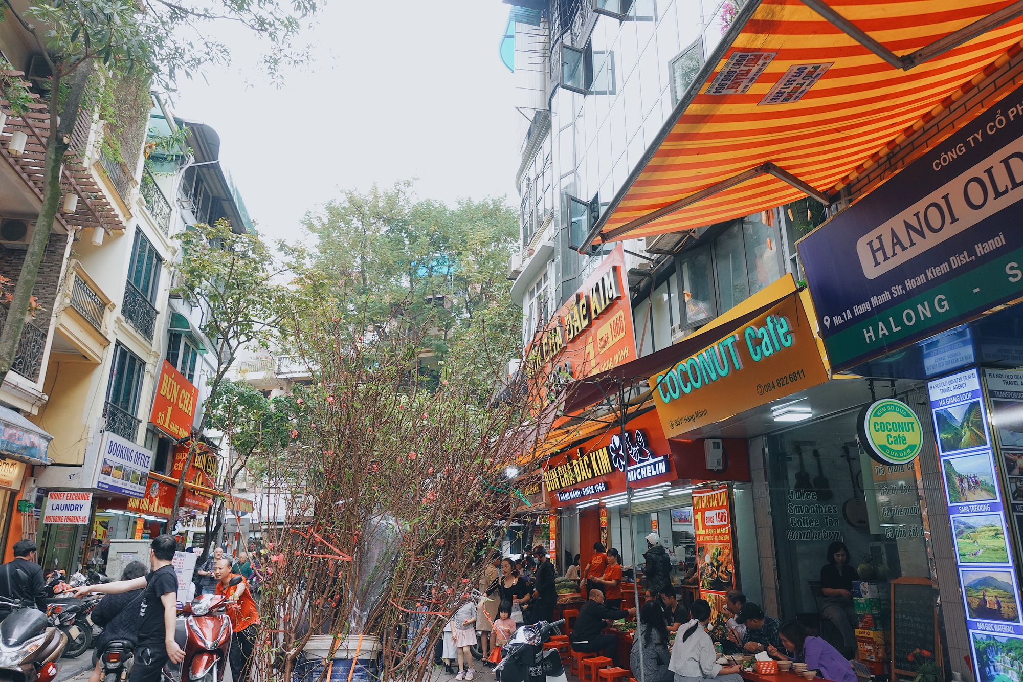 Hà Nội ngày cuối cùng của 2023: Dân tình thảnh thơi ngồi cà phê, khu vực trung tâm đông nghịt người vui chơi- Ảnh 13.