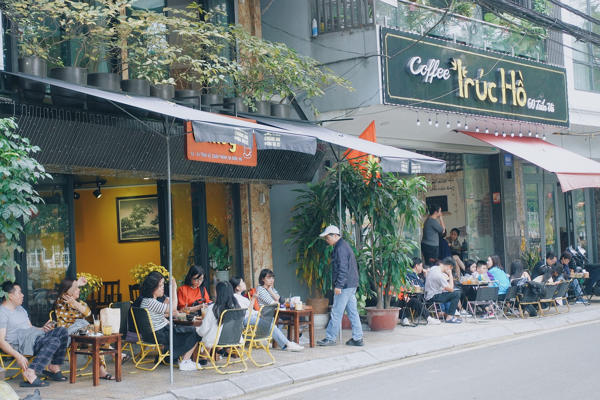 Hà Nội ngày cuối cùng của 2023: Dân tình thảnh thơi ngồi cà phê, khu vực trung tâm đông nghịt người vui chơi- Ảnh 16.