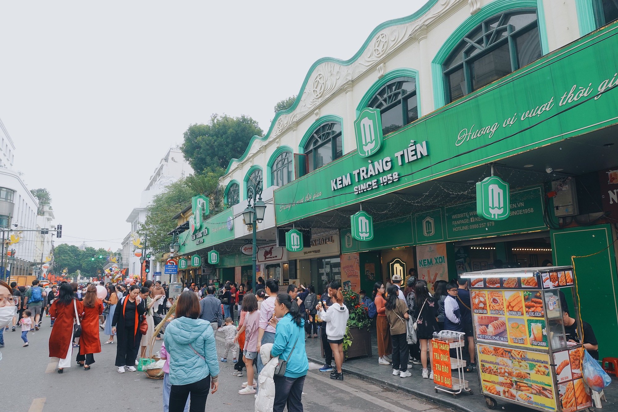 Hà Nội ngày cuối cùng của 2023: Dân tình thảnh thơi ngồi cà phê, khu vực trung tâm đông nghịt người vui chơi- Ảnh 19.