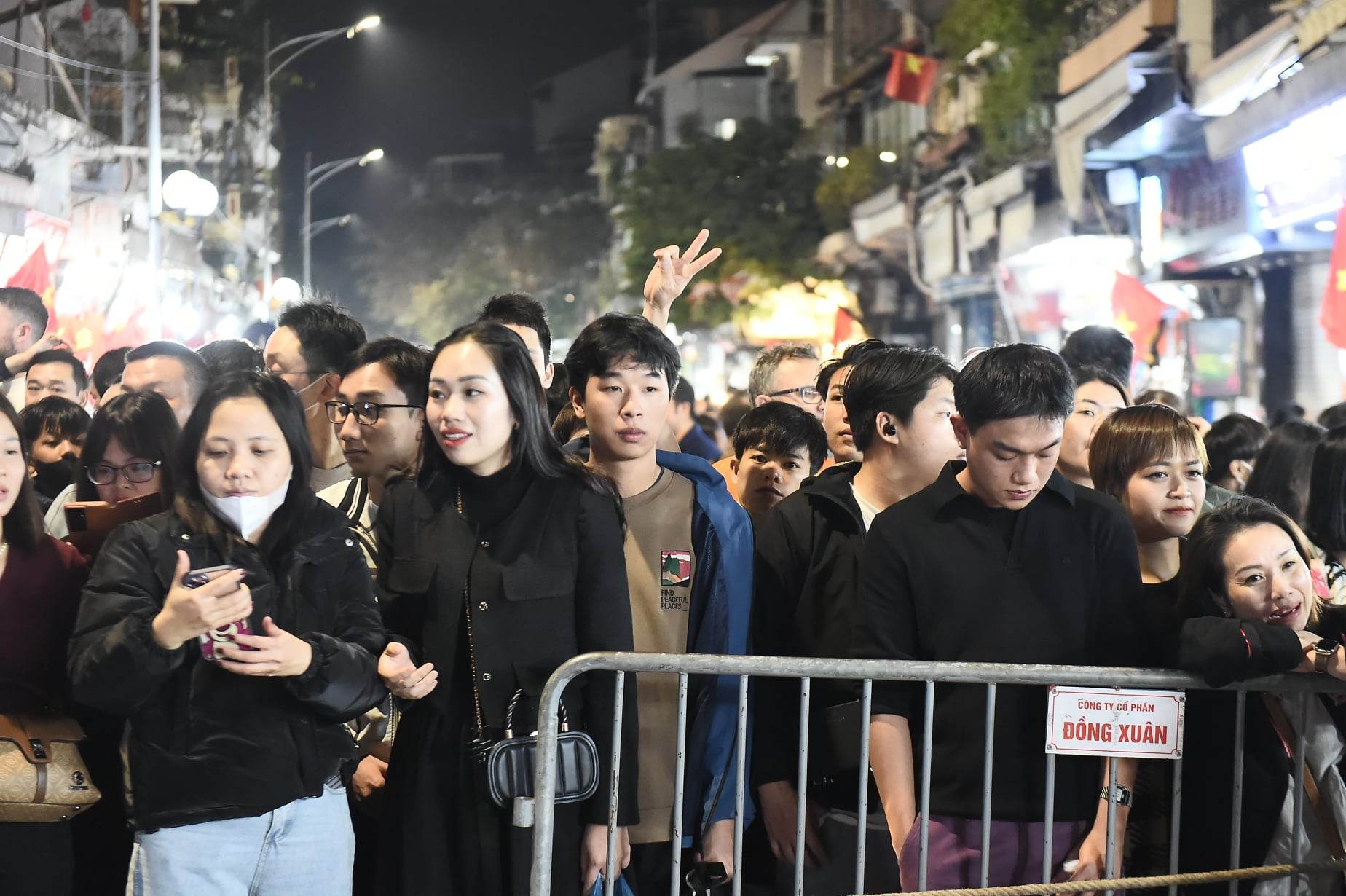 Hình ảnh nhìn đã thấy ngộp thở: Hàng nghìn người nhích từng chút ở phố đi bộ Hà Nội chờ giao thừa- Ảnh 3.