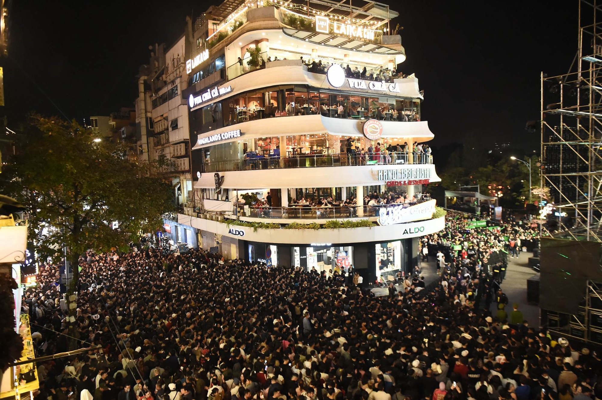 Hình ảnh nhìn đã thấy ngộp thở: Hàng nghìn người nhích từng chút ở phố đi bộ Hà Nội chờ giao thừa- Ảnh 1.