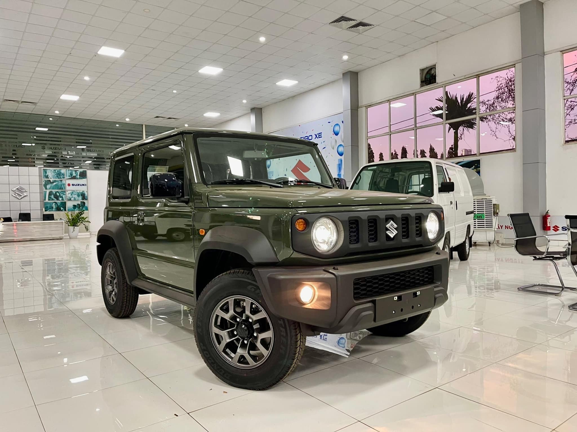Suzuki Việt Nam xác nhận sắp bán Jimny: Xe trưng bày ồ ạt về đại lý, giá dự kiến mới từ 800 triệu - Ảnh 2.