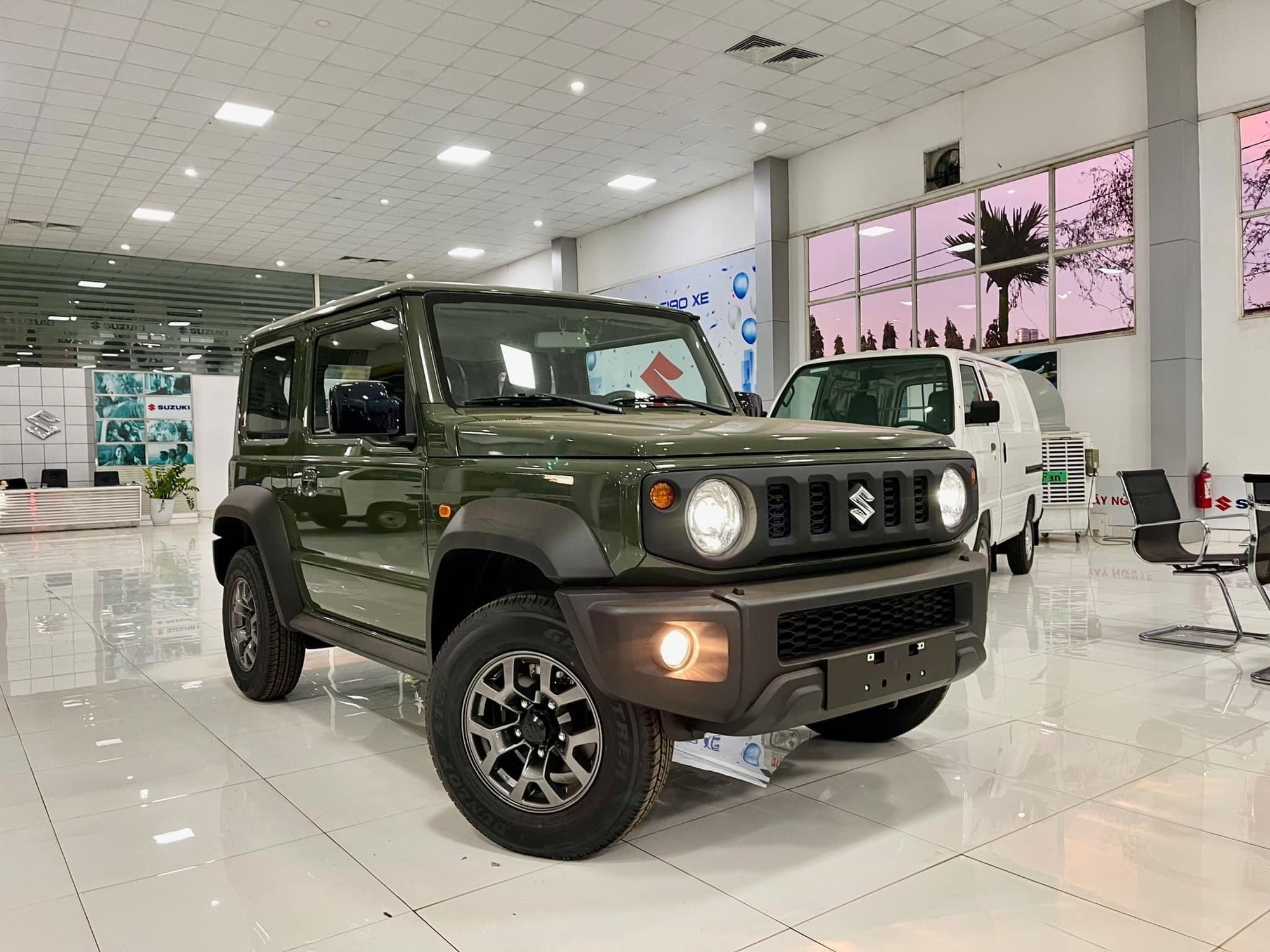 Suzuki Việt Nam xác nhận sắp kinh dochị Jimny: Xe trưng bày ồ ạt về đại lý, giá dự kiến mới mẻ từ 800 triệu - Ảnh 2.