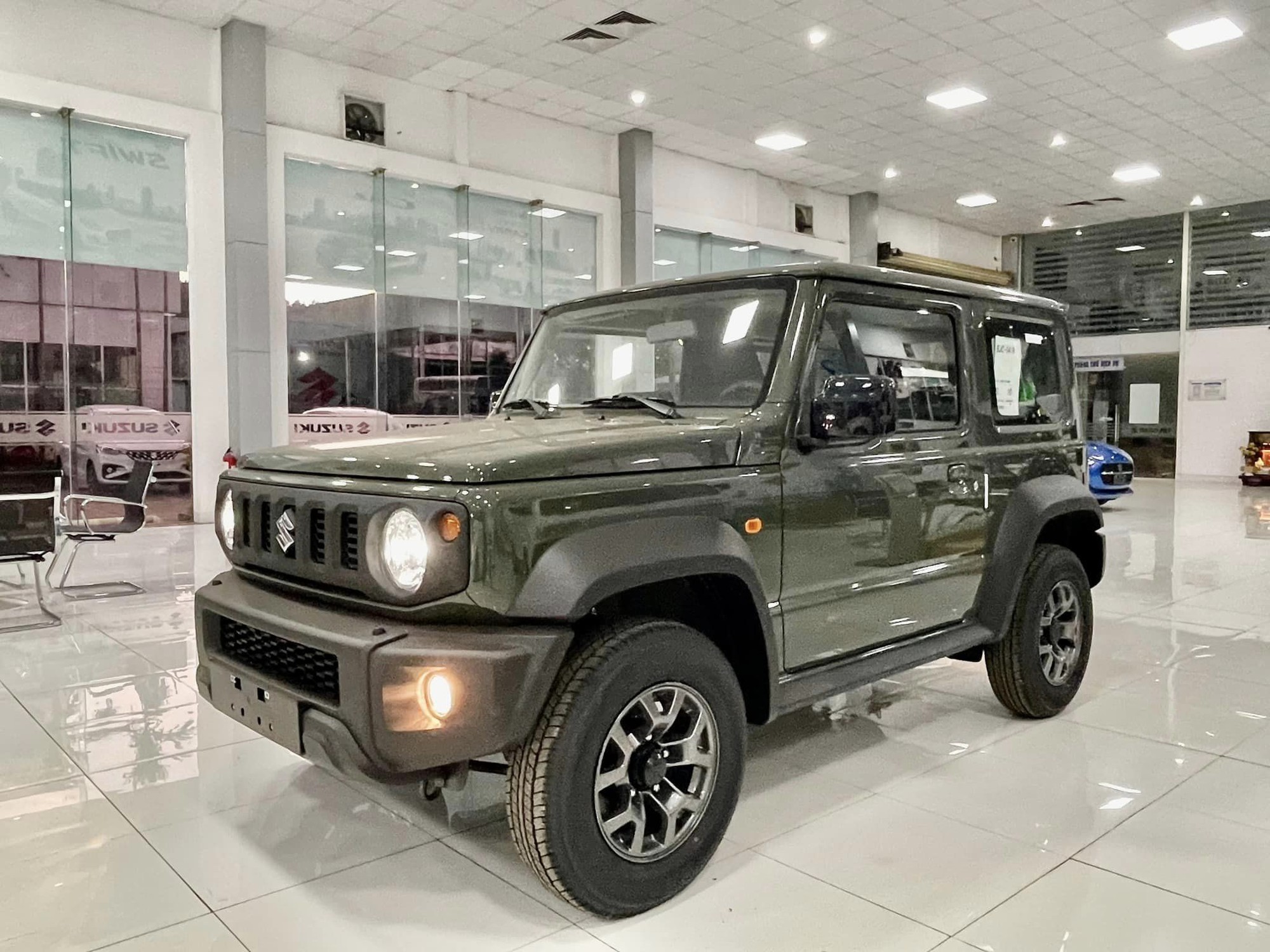 Suzuki Việt Nam xác nhận sắp bán Jimny: Xe trưng bày ồ ạt về đại lý, giá dự kiến mới từ 800 triệu - Ảnh 3.