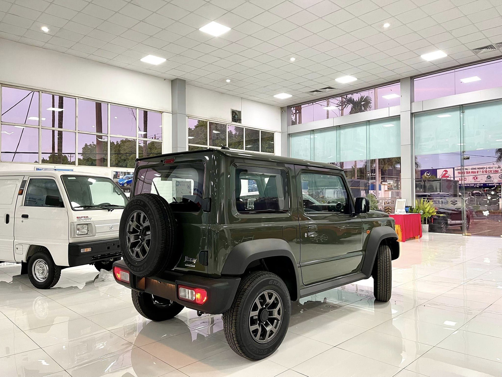 Suzuki Việt Nam xác nhận sắp bán Jimny: Xe trưng bày ồ ạt về đại lý, giá dự kiến mới từ 800 triệu - Ảnh 4.