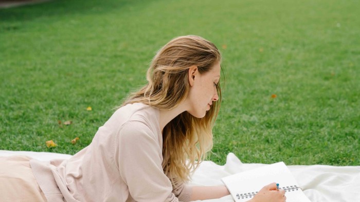 Người thật sự giàu HIẾM HOI tiêu 3 loại tiền, nhưng người nghèo rất thích, bảo sao làm mãi không khá lên - Ảnh 1.